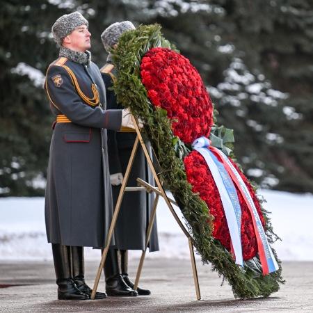 Как выбрать венок для похорон военного СВО: традиции и символика
