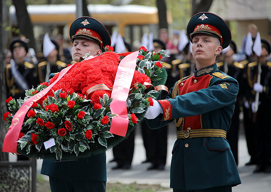 Возложение венков на похоронах участников СВО: традиции и правила